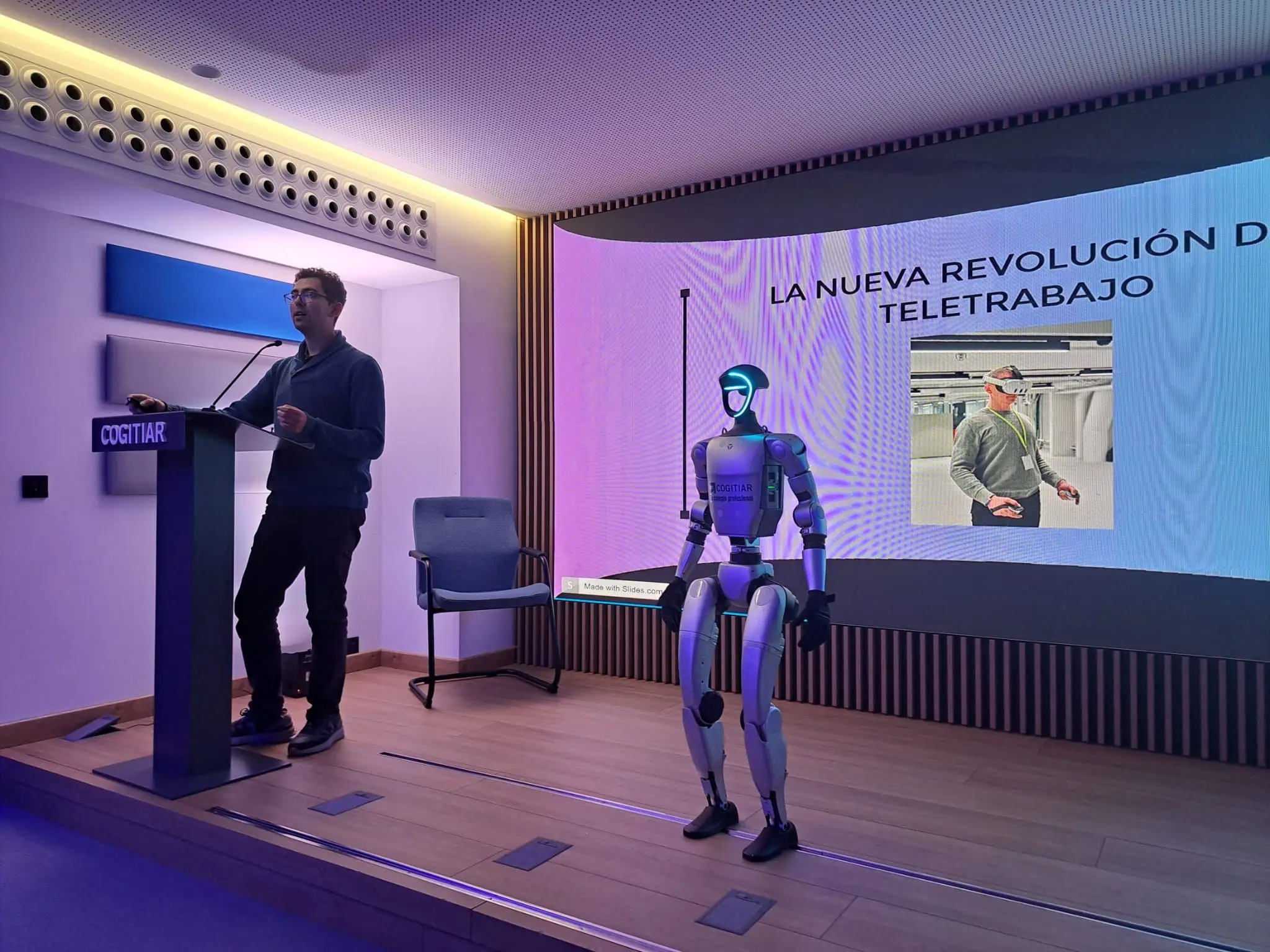 Foto COGITIAR CEO con robot humanoide PEPE